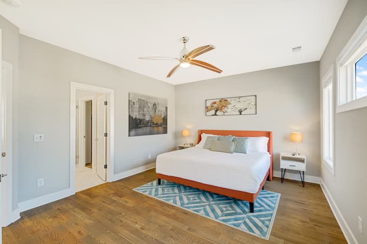 Spálňa 3 - manželská posteľ King s  inteligentnou televíziou, vlastnou kúpeľňou a veľkou šatníkovou skriňou