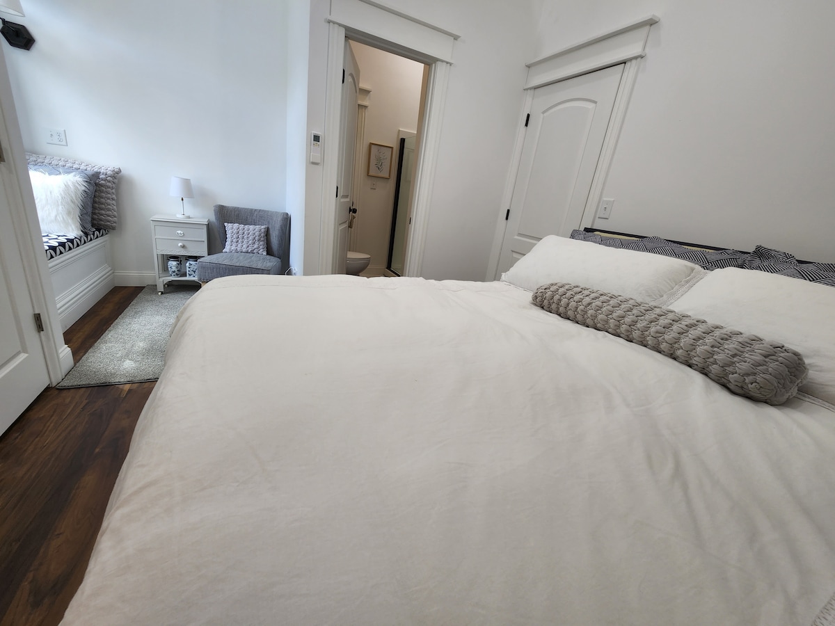 dormitorio 1 con rincón iluminado de lectura