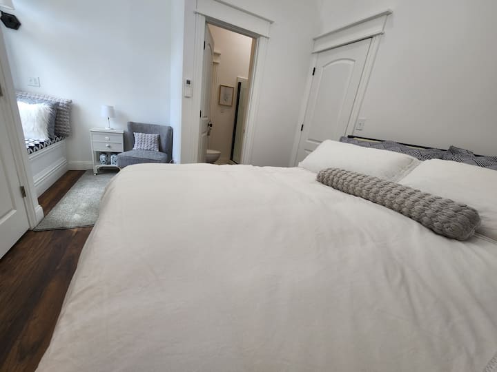 chumba cha kulala 1 na nook ya kusoma iliyo na taa