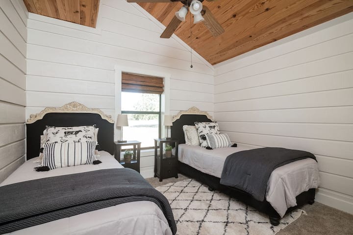 Downstairs 2 x Twin Bedroom 