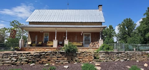 Charming 3-Bedroom Farmhouse with antique decor