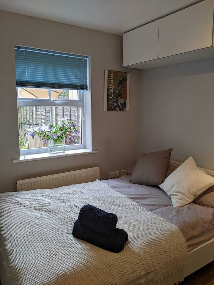 1bed and en suite bathroom, breakfast. Bed and breakfasts for Rent in Greater