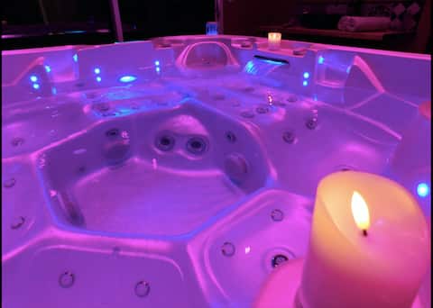 Romantic cottage with private and unlimited XXL hot tub