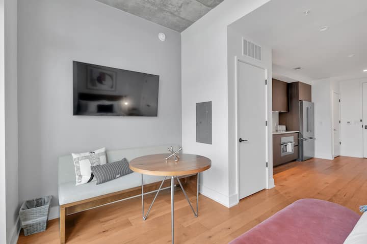 Modern Downtown Sky Suite * Rooftop Pool * W/d - Austin, TX