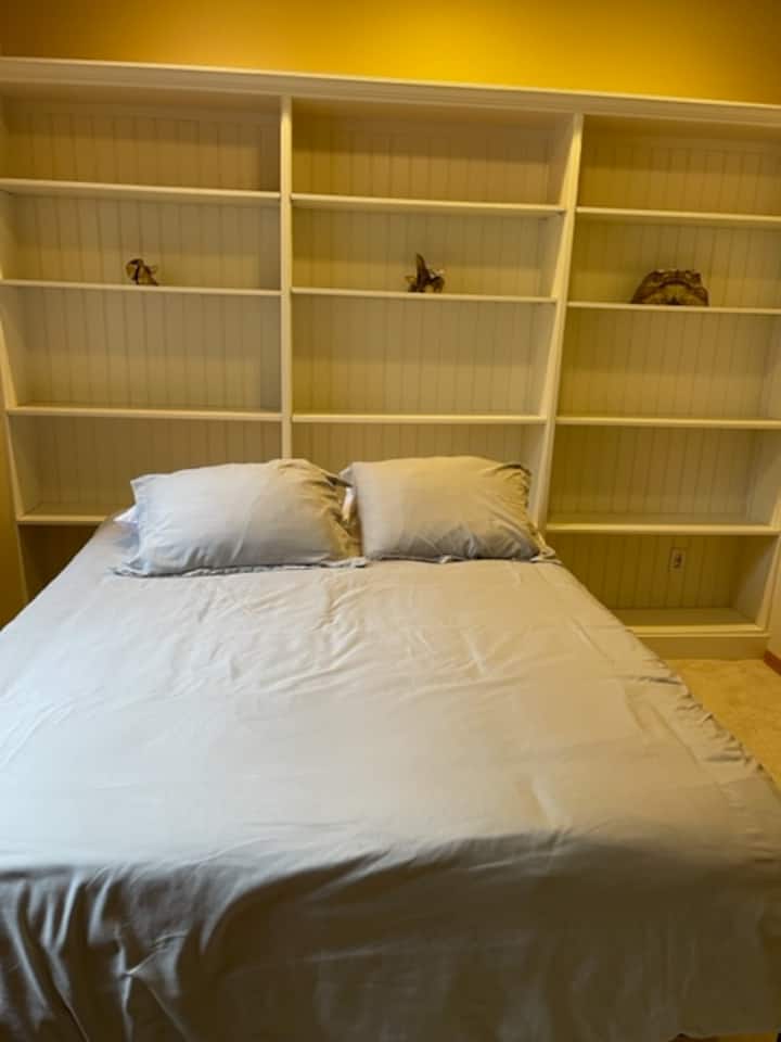 Chambre 4 avec lit Queen Size  Cette chambre est située au premier étage à côté de la salle de bain complète avec douche.