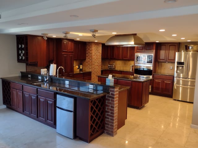 In the heart of Downtown With a spectacular view ! gallery image 3