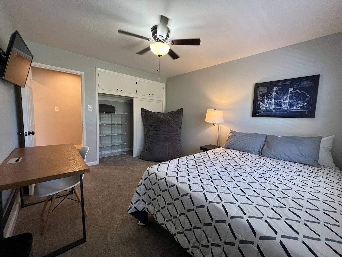 标准双人床、32英寸电视、工作站、防撞枕头和空衣柜，配备干净的床上用品、毛巾和衣架，供您存放。