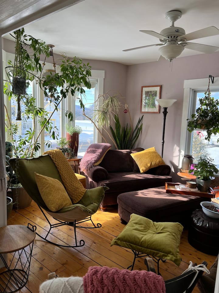 Peaceful space on working flower farm, Room Two Farm stays for Rent