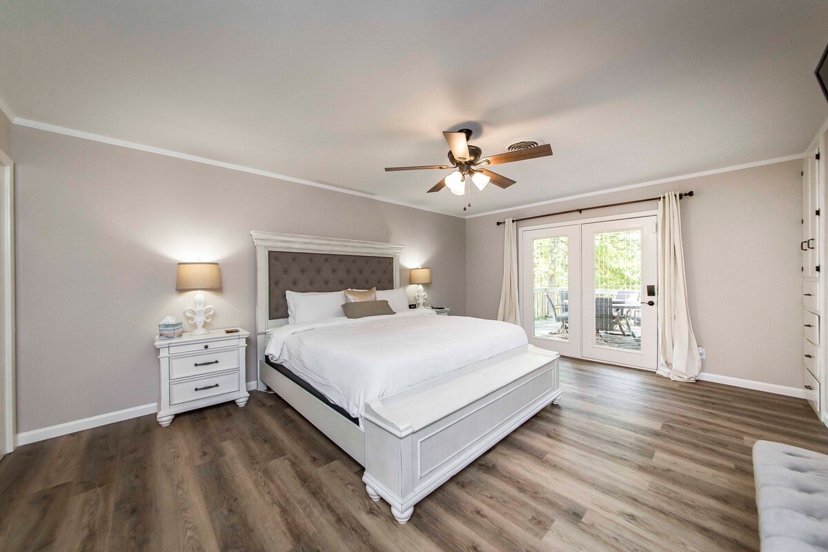 宽敞的主卧室，可欣赏湖景。