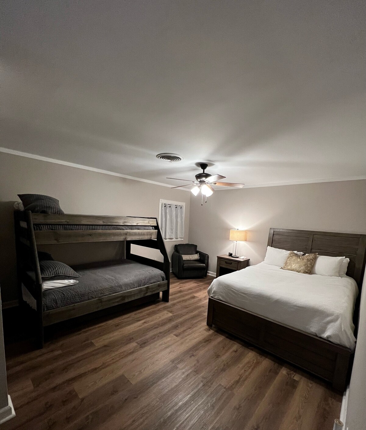 标准双人床、双层床和双人床，下方还有单人床。 