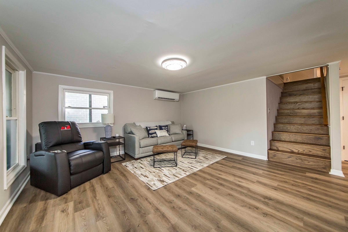 这间低层客厅的沙发可折叠成一张床。 