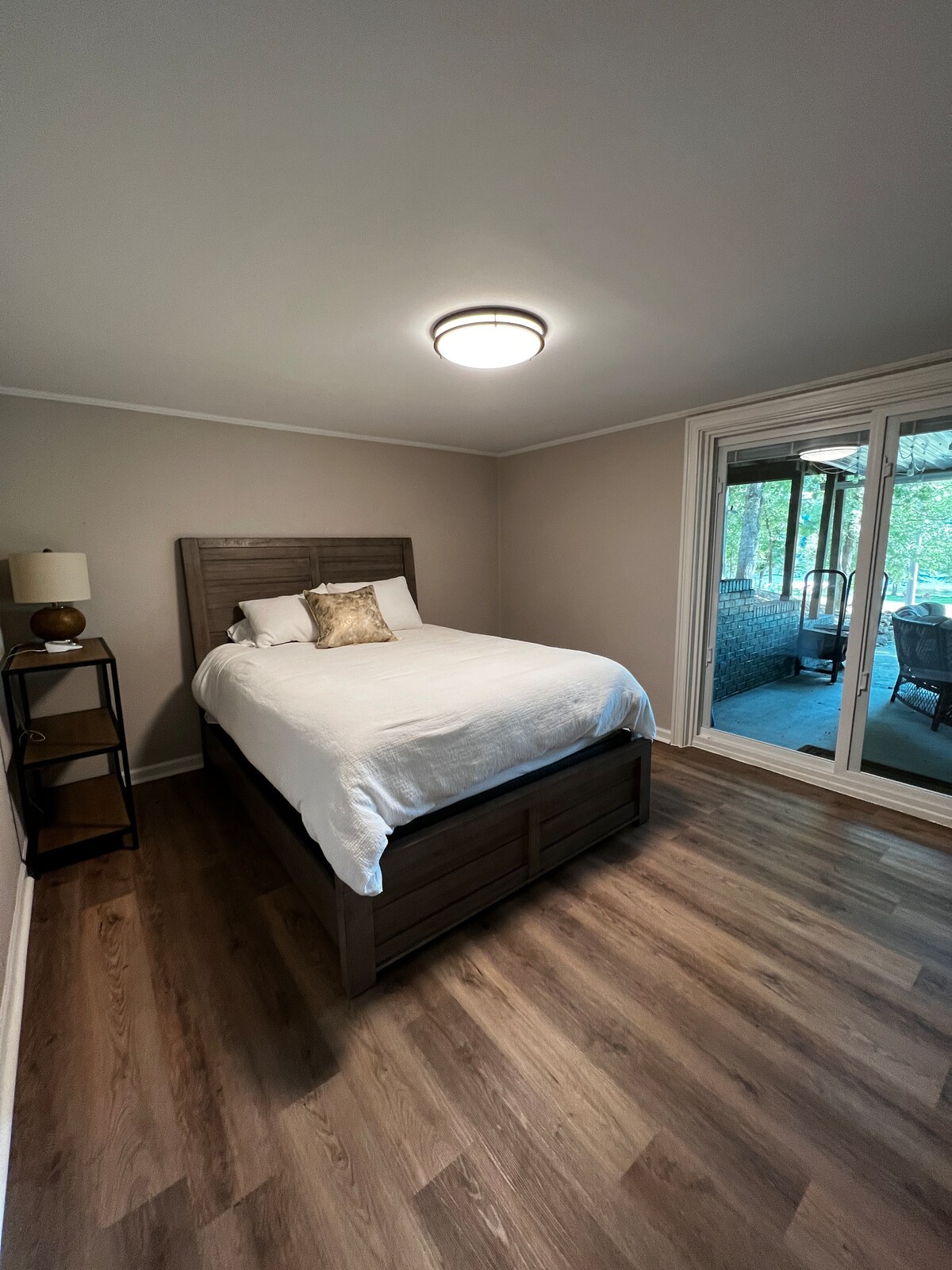 椅子可转换为可供儿童使用的地板床垫。