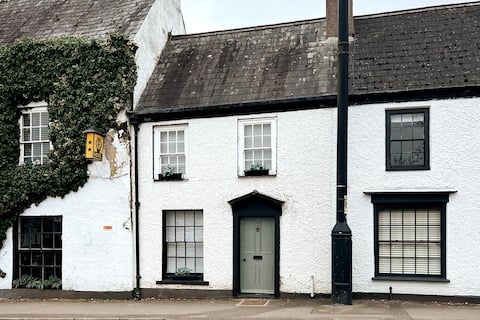 Historic cottage opposite Chepstow Castle