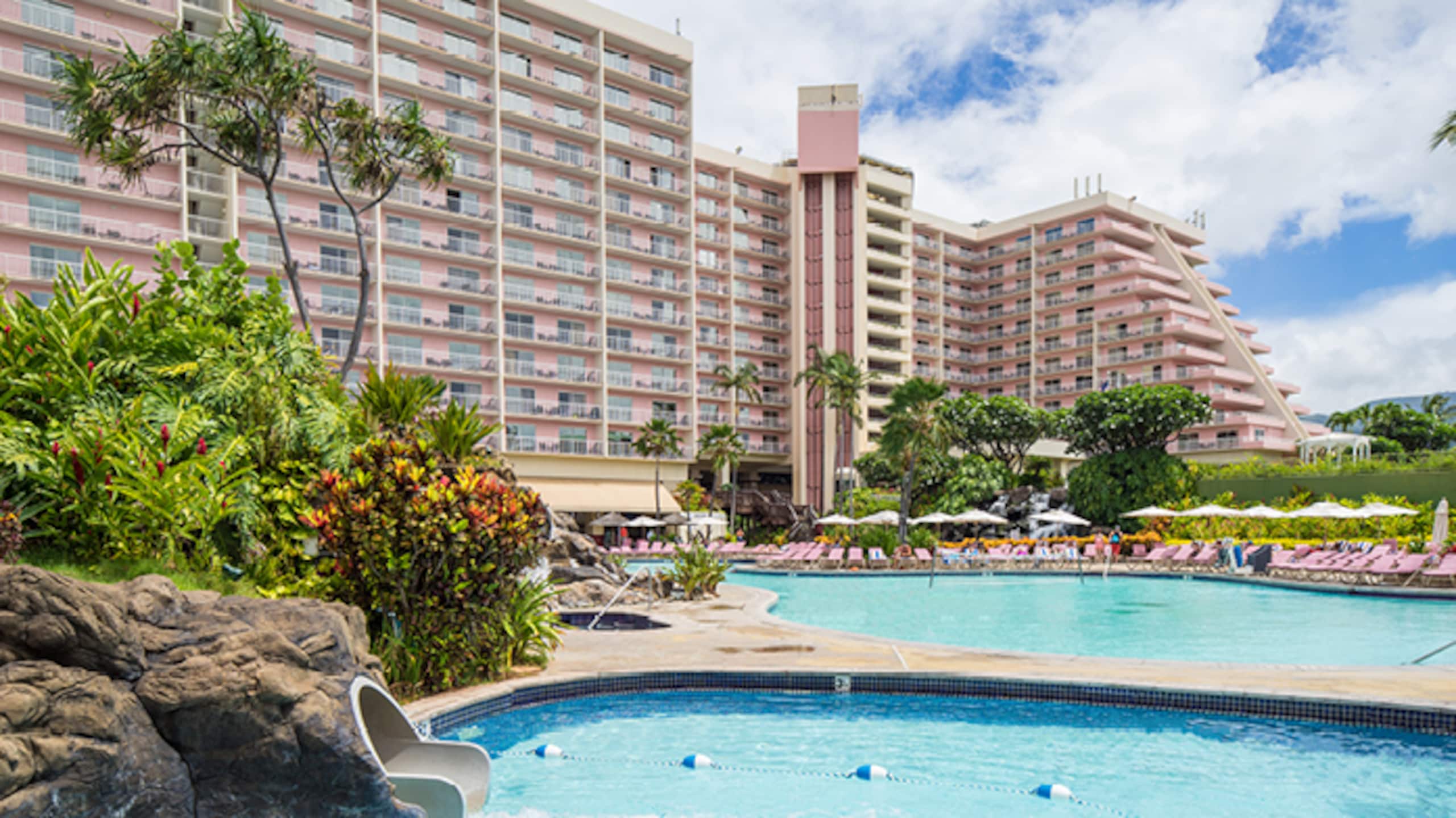 Condo in Lahaina · ★4.95 · 1 bedroom · 2 beds · 1 private bath - Image 5