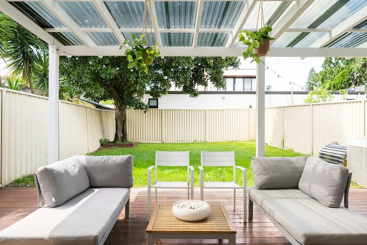 Luxury ultimate beach living, close to airport