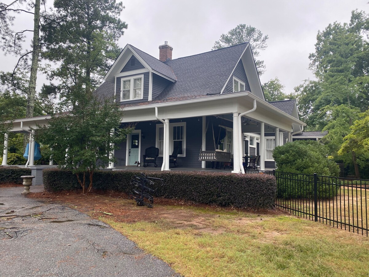 Charming Farmhouse 12 minutes to Sanford Stadium Houses for Rent in