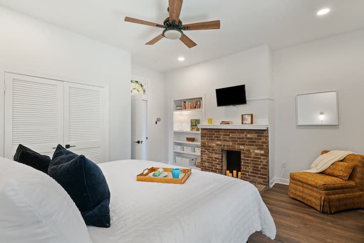 ¡La chimenea en el dormitorio principal (con velas LED) realmente hace que el espacio sea acogedor!