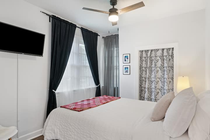 El dormitorio n.º3 tiene una acogedora cama tamaño queen y se encuentra junto al baño con una bañera profunda.