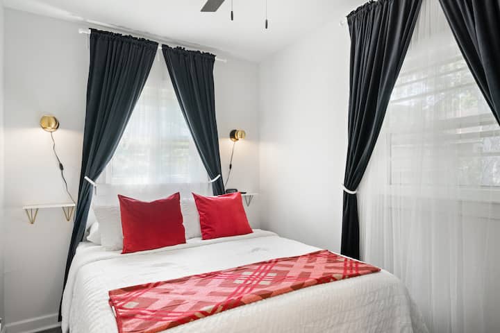 El dormitorio n.º2 tiene una cama «queen» y unas cortinas exuberantes para disfrutar de una sensación elegante.