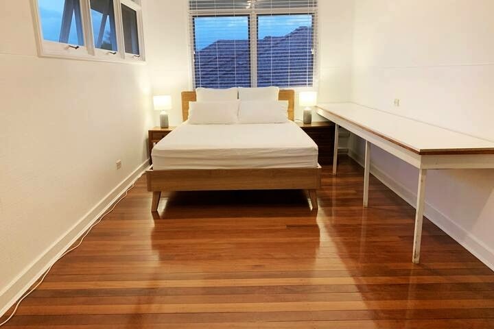 Dormitorio 2 en el nivel superior: cama tamaño queen + ventilador de techo + escritorio