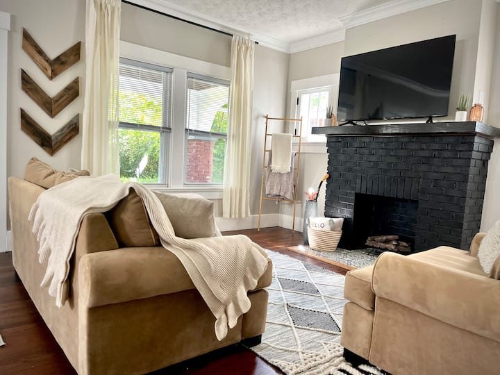 Cheerful 4Bedroom Bungalow Close to Downtown Houses for Rent in