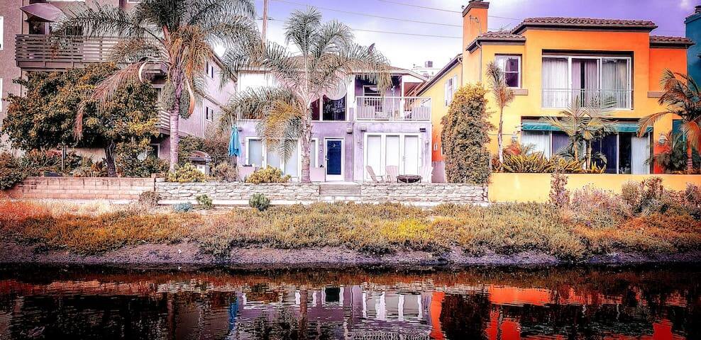 Luxury on the Venice Canals | Walk to Beach gallery image 3