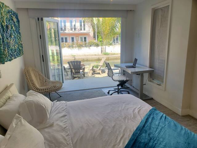 Luxury on the Venice Canals | Walk to Beach gallery image 5