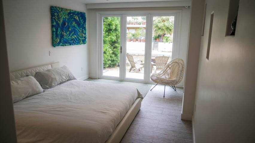 Luxury on the Venice Canals | Walk to Beach gallery image 4