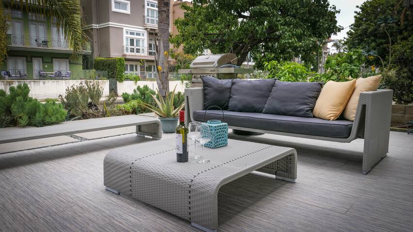 Luxury on the Venice Canals | Walk to Beach gallery image 2