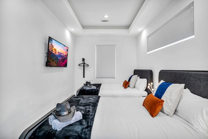 سرير بحجم كوين في الغرفة الأولى

× 2 
تلفزيون ذكي