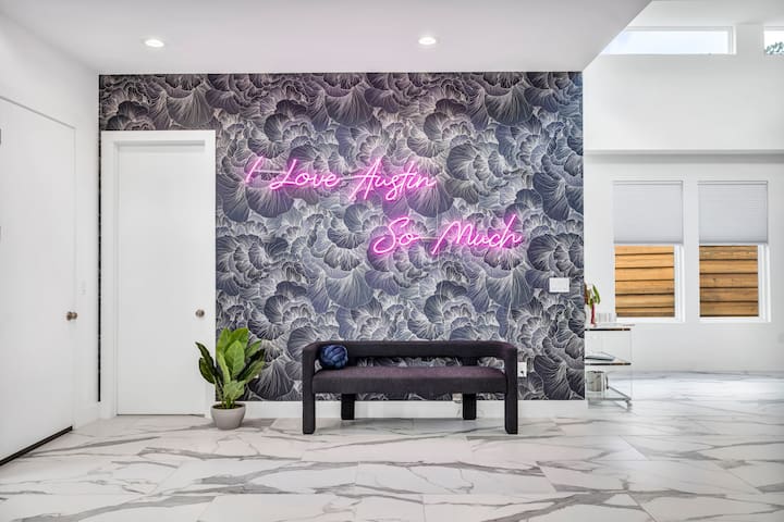 Luxury Villa 5 min to SoCo & DT+Pool+Sleeps 20 gallery image 2