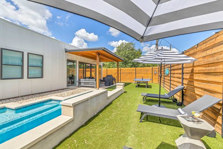 Luxury Villa 5 min to SoCo & DT+Pool+Sleeps 20 gallery image 4