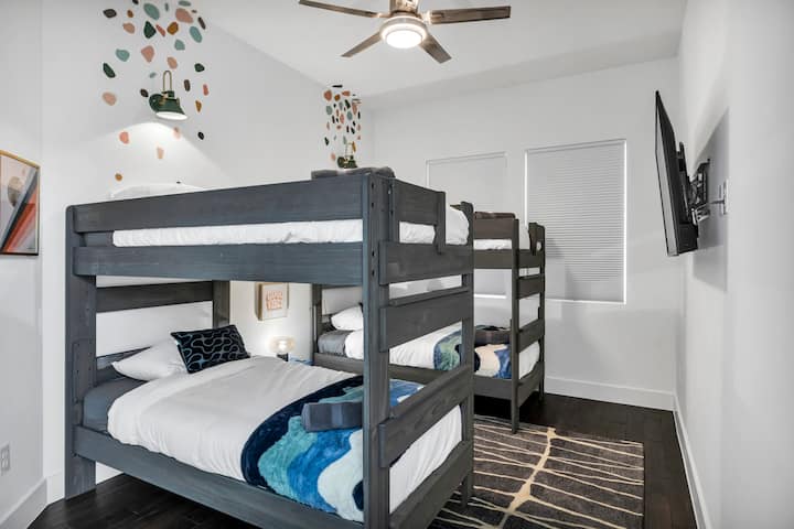 غرفة ممتعة!

أسرّة بطابقين × 2

>(4) أسرّة مزدوجة
>خزانة ملابس
> تلفزيون ذكي