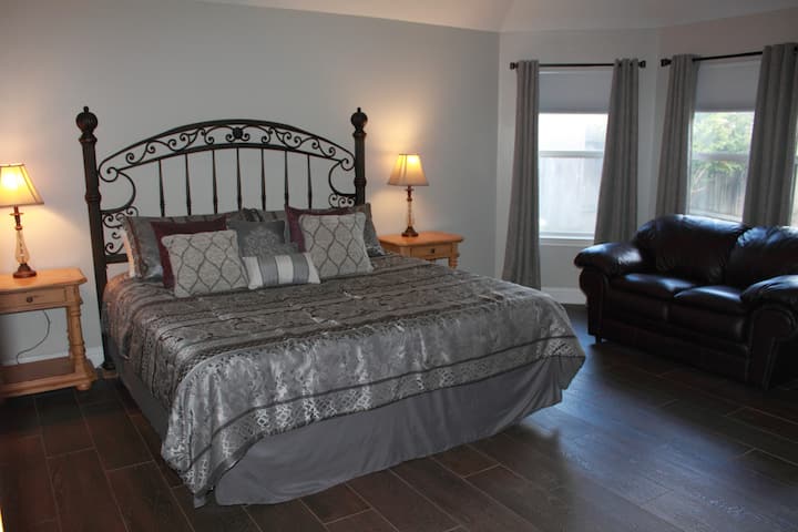 חדר שינה ראשי ופינת ישיבה עם פינת ישיבה