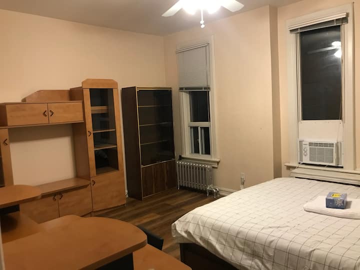 42201 bright room in harbor village Townhouses for Rent in Toronto