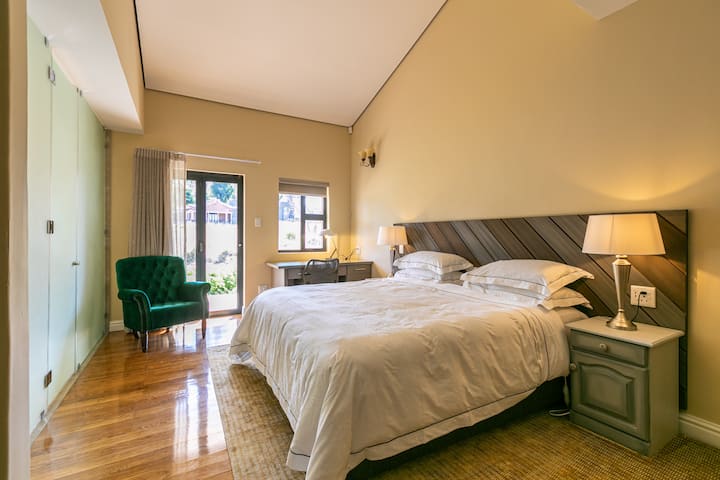 Მეორე საძინებელი, რომელსაც ცალკე  პატიოსა და ხედებისკენ მივყავართ