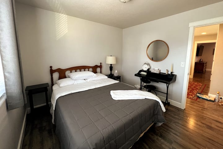 Primer dormitorio arriba. 
Cama tamaño queen, escritorio y aparador.