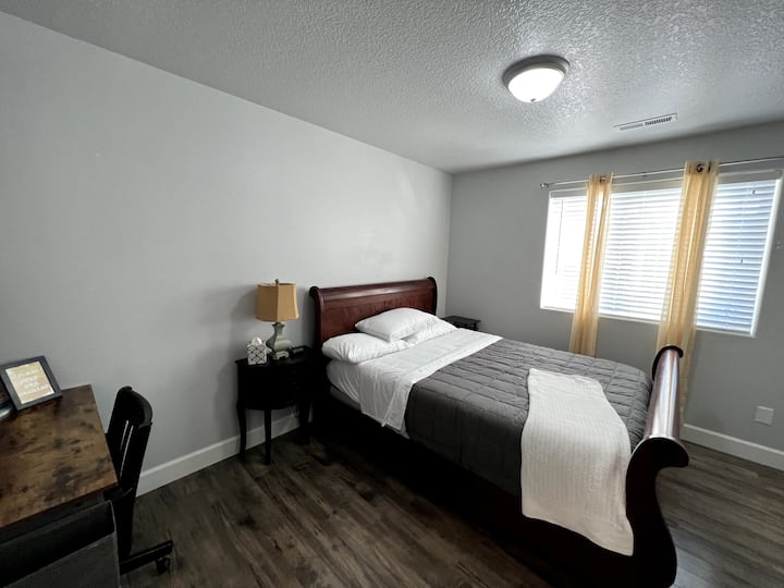 Segundo dormitorio arriba. 
Cama tamaño queen nueva, escritorio y aparador.