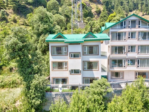 Cheerful 4-Bedroom Home with Free Parking | Manali