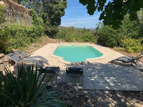 House with pool at the gates of Provence