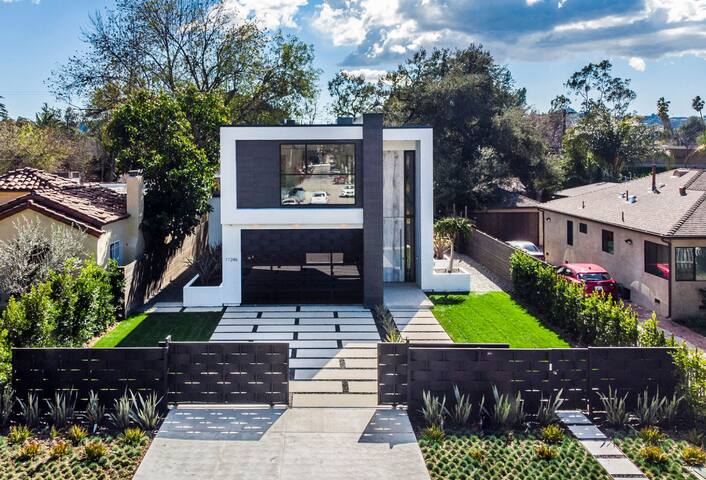 Gated, Modern LA Escape with Pool + Firepit gallery image 4