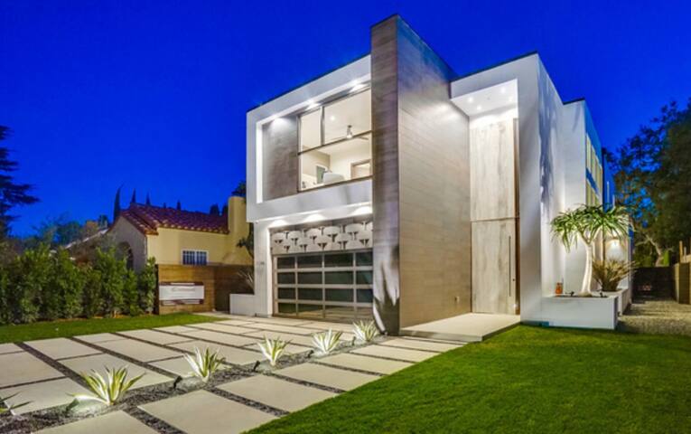 Gated, Modern LA Escape with Pool + Firepit gallery image 3
