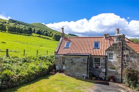 Beautiful royal-village cottage with wood-burner