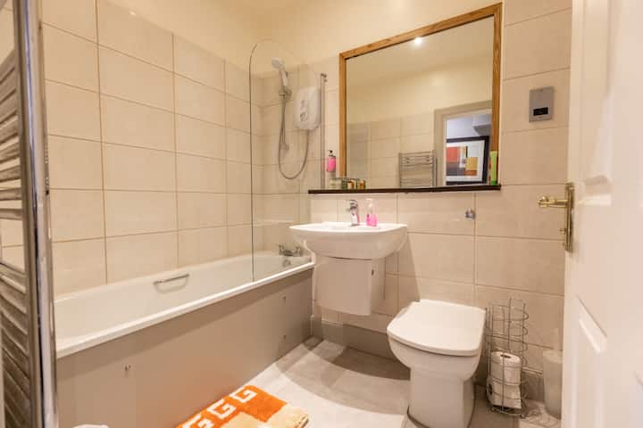 2bedroom apartment within walking distance to city