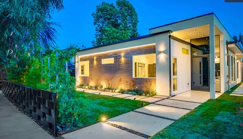 Modern Mini Mansion gallery image 3