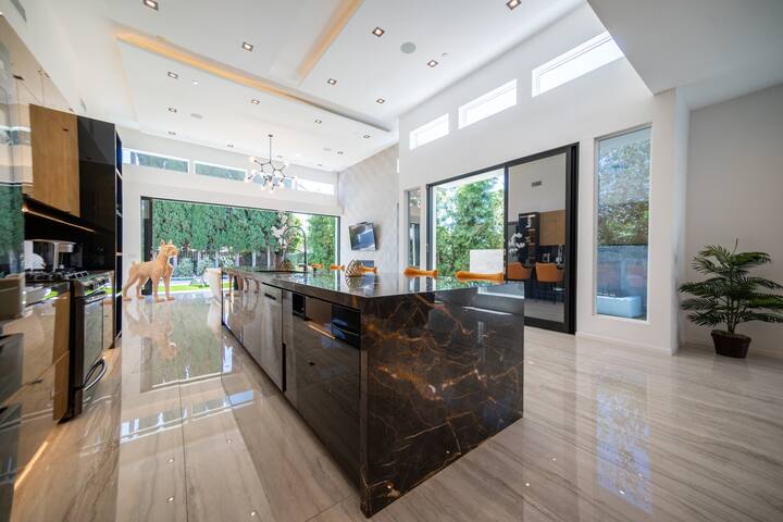 Modern Mini Mansion gallery image 2