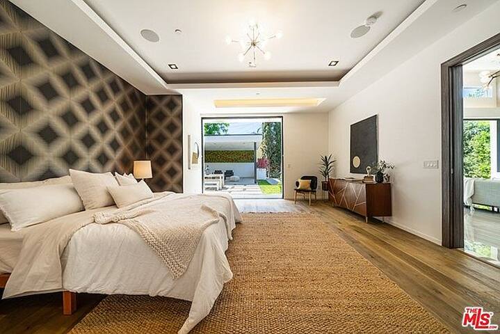 Modern Mini Mansion gallery image 5