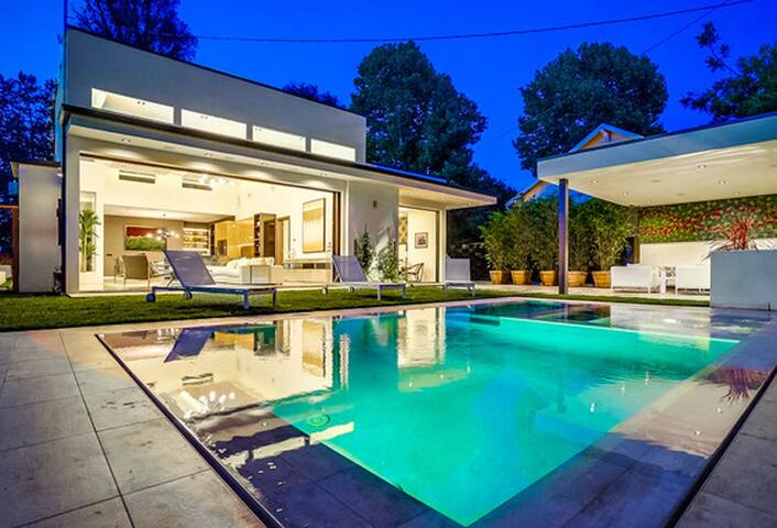 Modern Mini Mansion gallery image 4