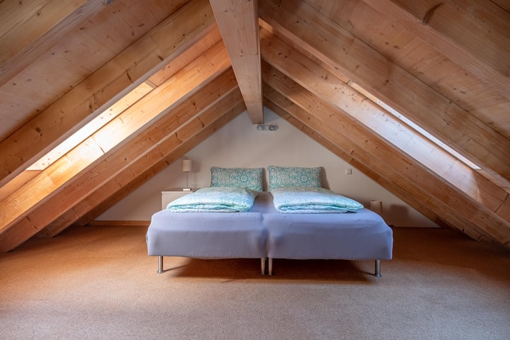 Ორი ცალკეული ყუთის ზამბარიანი საწოლი სხვენში