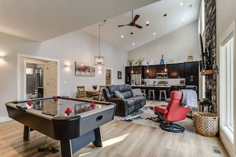 3-BR Luxury Home with Hot Tub & Arcade Games